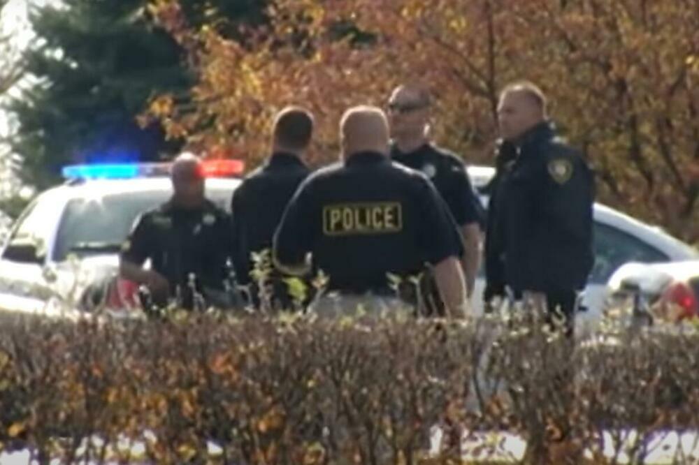 UŽAS U AMERICI: Gradonačelnik pucao na automobil PUN DECE