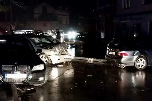 "BOGU HVALA DA JE ŽIV": "Mercedesom" izvalio banderu, pa se zakucao u parkirani automobil (VIDEO)