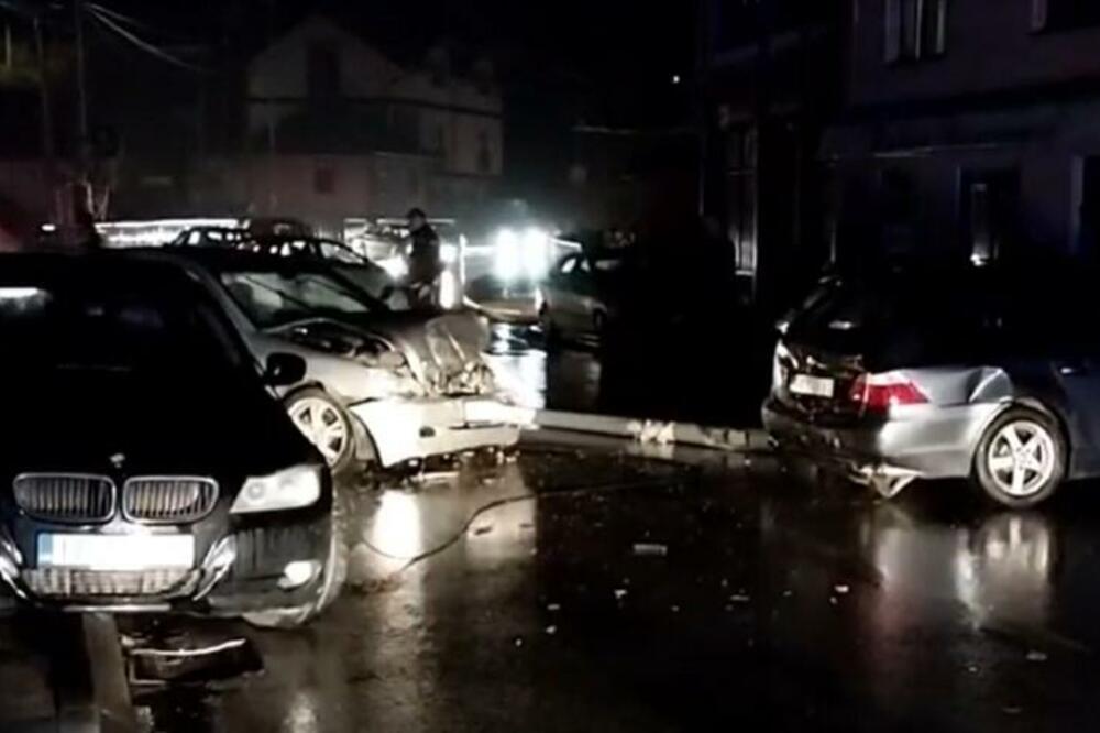 "BOGU HVALA DA JE ŽIV": "Mercedesom" izvalio banderu, pa se zakucao u parkirani automobil (VIDEO)