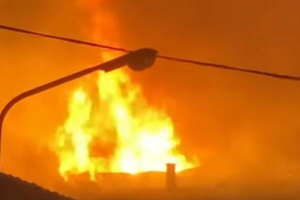 POŽAR U BEOGRADU: Buknulo noćas oko pola 3, gorela napuštena ZGRADA, vatrogasci su na licu mesta