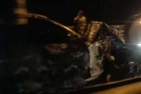 TEŠKA SAOBRAĆAJNA NESREĆA U NOVOM SADU: Automobil skroz OŠTEĆEN, učestvovao i gradski autobus