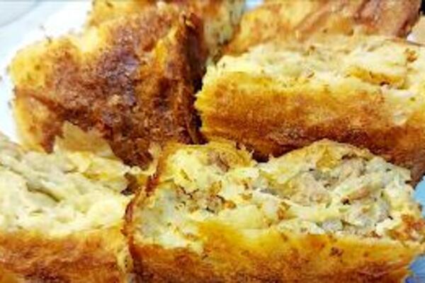 PRELIVENA PITA SA MESOM KAKVU SU SAMO NAŠE BAKE PRAVILE: Prelijte je OVIM SASTOJCIMA i biće još SOČNIJA i UKUSNIJA