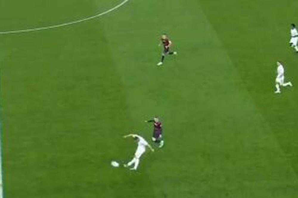 OVO JE SIGURNO GOL GODINE: Bivši fudbaler Bajerna ovim potezom oduševio sve navijače, klasa je VEČNA! (VIDEO)