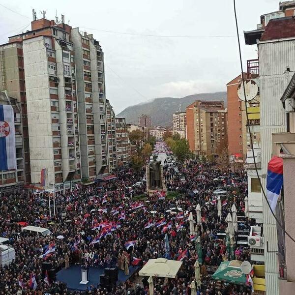 VELIKI SKUP ODRŽAN U MITROVICI: Odavde nema nazad, s razglasa se orilo ovo je Srbija