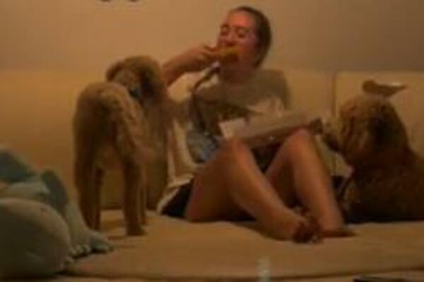 KAD JE SAZNALA ODAKLE JE PREVRNUO JOJ SE ŽELUDAC: Poručila je kauč za BOGATAŠE sa interneta, a onda je usledio ŠOK