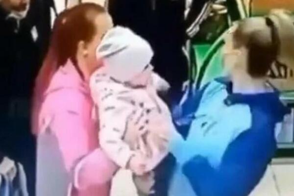 MAJKA JE DRŽALA DETE U NARUČJU, A ONDA JOJ JE PRIŠLA DRUGA ŽENA: Kad joj je pokazala DRUGO, PREBLEDELA JE OD ŠOKA