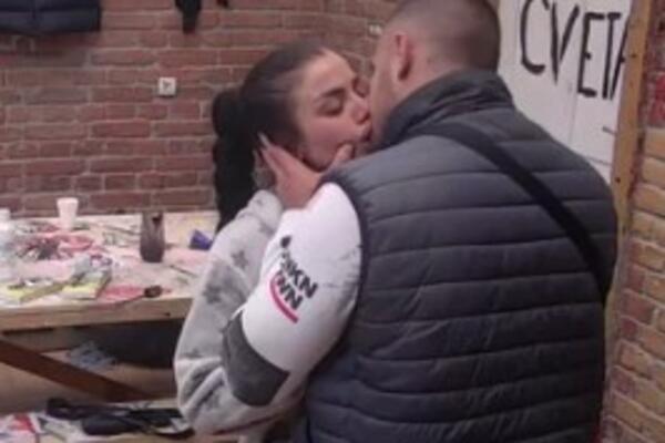 PADE PRELJUBA KAO BUDALI ŠAMAR: Poznata starleta se LJUBILA JAVNO SA DRUGIM dok je dečko gleda od kuće