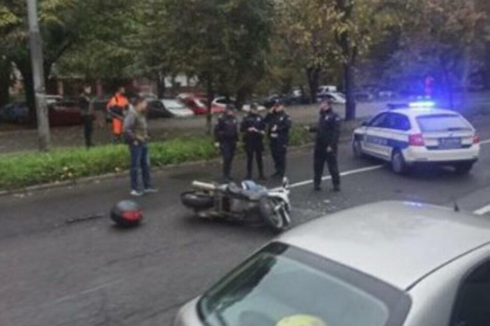 TEŽAK UDES U LESKOVCU: Na zadnjem sedišta automobila bila deca, povređen motociklista