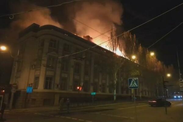 UKRAJINSKA VOJSKA JUTROS RAKETIRALA DONJECK: Koristili američke haubice? GRAD JE U PLAMENU (VIDEO)
