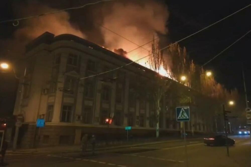 UKRAJINSKA VOJSKA JUTROS RAKETIRALA DONJECK: Koristili američke haubice? GRAD JE U PLAMENU (VIDEO)