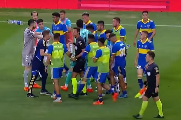 NEVEROVATNA SITUACIJA U ARGENTINI! Susret završen pre vremena, sudija isključio desetoricu igrača! (VIDEO)