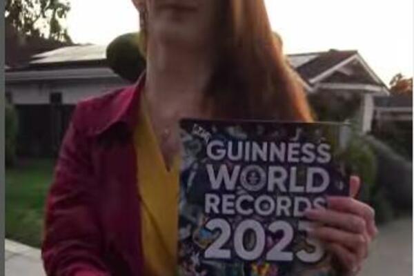 NAJVIŠA ŽENA NA SVETU PRVI PUT LETELA AVIONOM: Evo šta je avio-kompanija MORALA da uradi da joj to omogući! (FOTO)