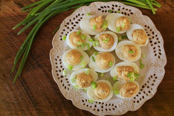DA LI STE IKADA OVAKO NAPUNILI JAJA ZA SLAVU? Ovo PREDJELO ode dok se okrenete, jako je UKUSNO, i izgleda DIVNO!