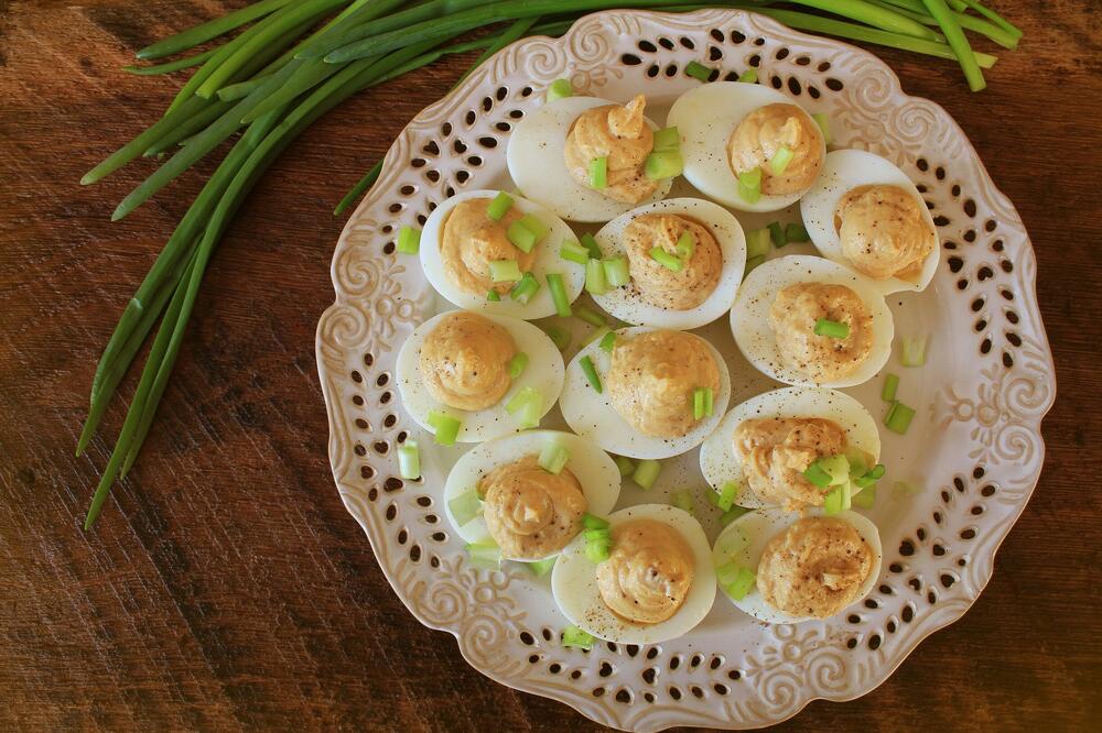 DA LI STE IKADA OVAKO NAPUNILI JAJA ZA SLAVU? Ovo PREDJELO ode dok se okrenete, jako je UKUSNO, i izgleda DIVNO!