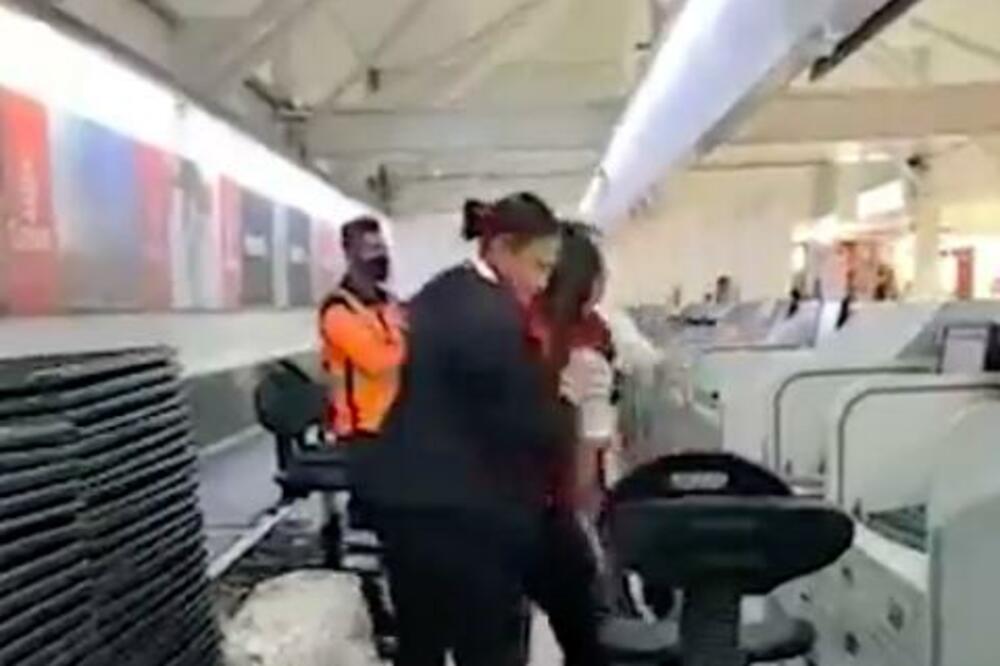 ZAKASNILA NA LET, PA NAPRAVILA HAOS NA AERODROMU: Udarala radnicu PESNICIMA, drami ni tu nije bio KRAJ! (VIDEO)