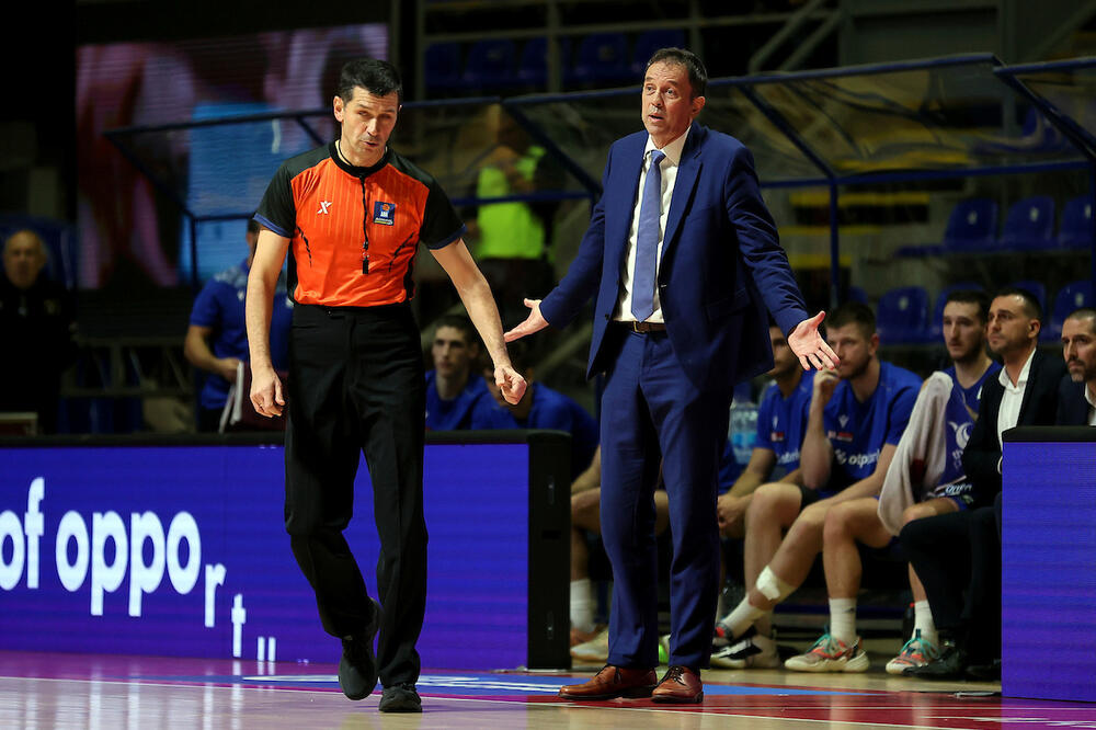 HAOS NA UTAKMICI ZADAR - IGOKEA: Navijači hrvatskog kluba pogodili svog trenera u glavu!