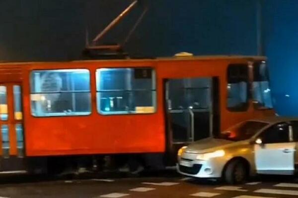 UŽASAN SUDAR TRAMVAJA I AUTOMOBILA NA NOVOM BEOGRADU: Putnici se razbežali, stvorila se velika KOLONA! (VIDEO)