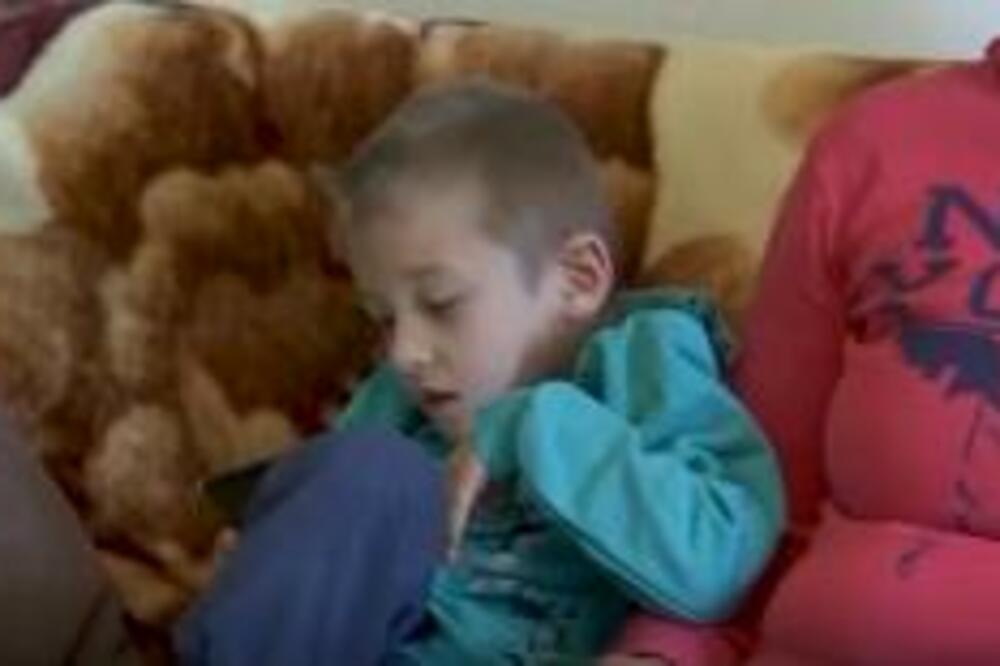 NIKOLA (7) NE MOŽE SAMOSTALNO DA HODA, JEDE, DA SE OBUČE: Lečenje je skupo, potrebna je naša pomoć (FOTO)