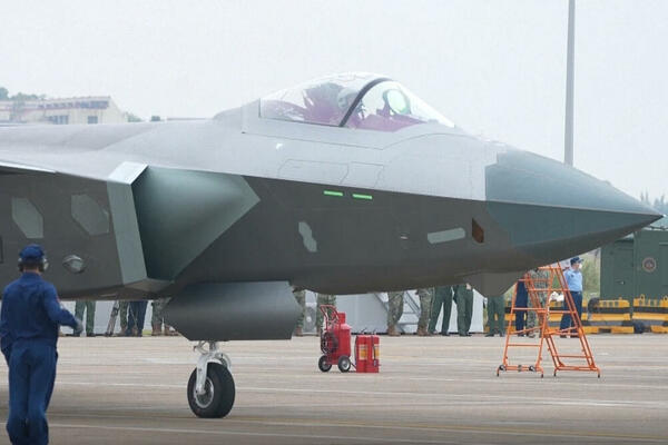 PONOS KINESKE RATNE AVIJACIJE: J-20 prikazao svoje mogućnosti! (VIDEO)