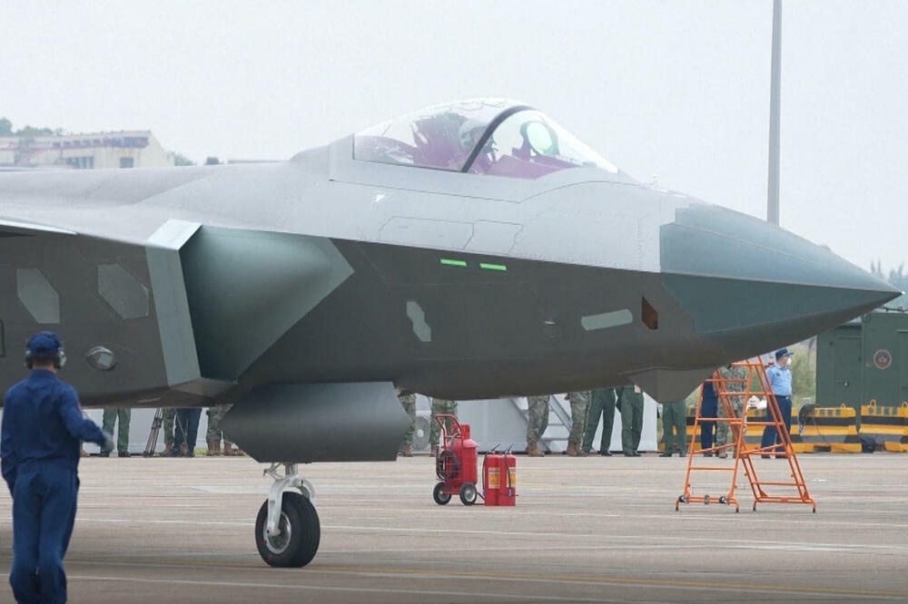 PONOS KINESKE RATNE AVIJACIJE: J-20 prikazao svoje mogućnosti! (VIDEO)