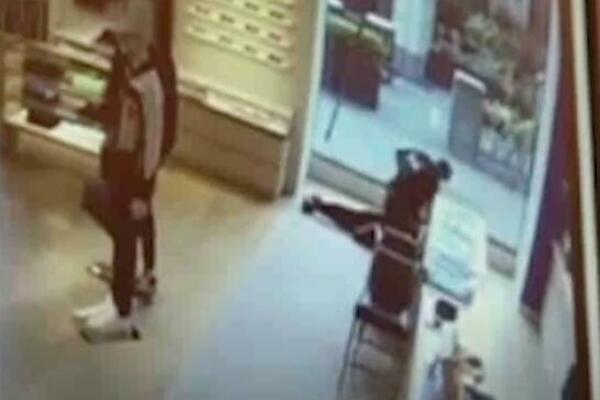 TINEDJŽER (17) UKRAO SKUPOCENE TAŠNE, PA DOŽIVEO STRAŠAN PEH: Dok je pokušavao da POBEGNE desilo se OVO! (VIDEO)