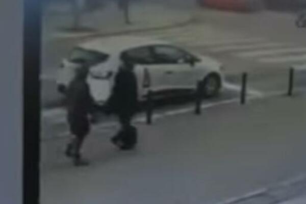 (UZNEMIRUJUĆI VIDEO) ŽENA SE NAMERNO BACILA POD AUTOMOBIL U KRAGUJEVCU? Svi misle da je PREVARA, sve je snimljeno!