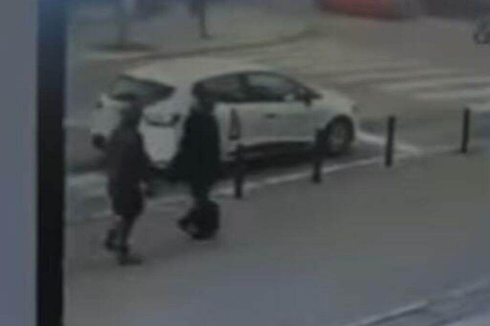 (UZNEMIRUJUĆI VIDEO) ŽENA SE NAMERNO BACILA POD AUTOMOBIL U KRAGUJEVCU? Svi misle da je PREVARA, sve je snimljeno!