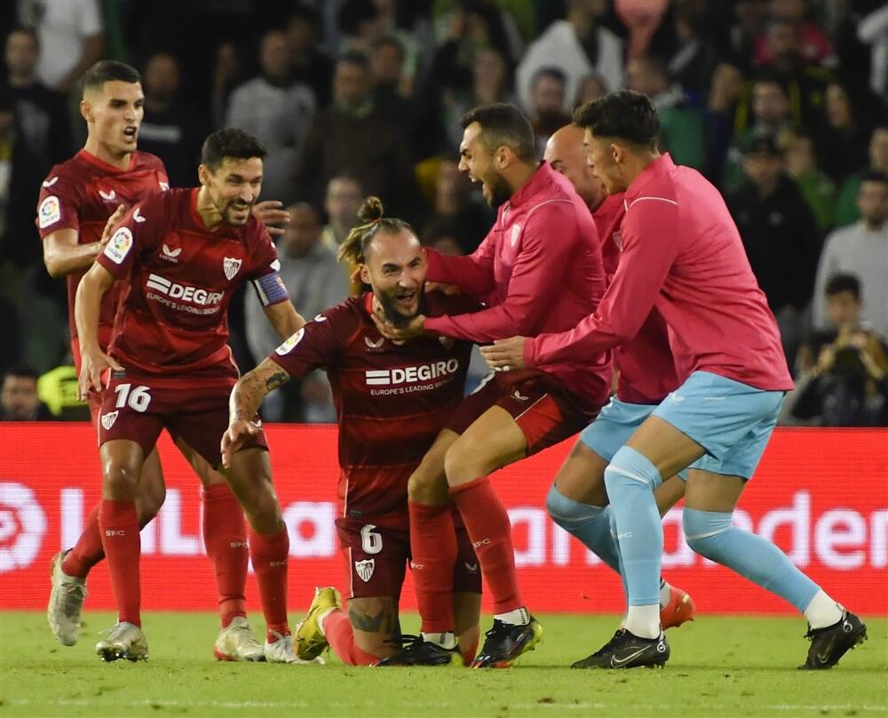 Nemanja Gudelj slavi sa saigračima iz Sevilje