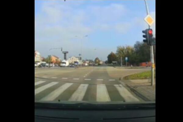 NOVOSAĐANI IZBESNELI ZBOG SNIMKA SA RASKRSNICE! Za NJIH pravila ne važe, a nisu "tatini sinovi"?! (VIDEO)