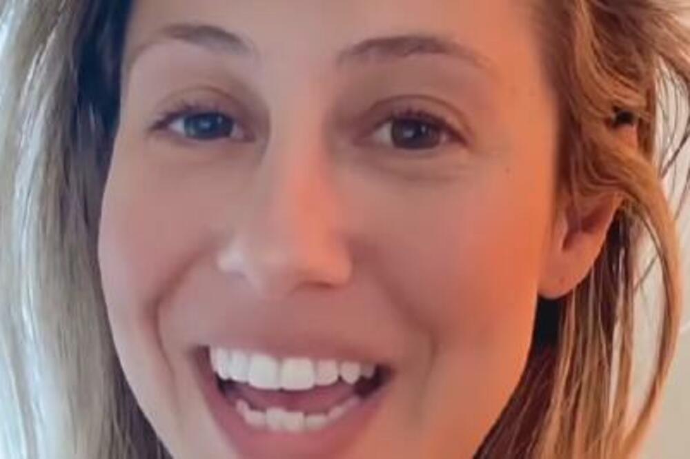 NEĆETE VEROVATI NA KOJI NAČIN OVA DEVOJKA ZARAĐUJE PARE: Ljudi je stalno zovu (VIDEO)