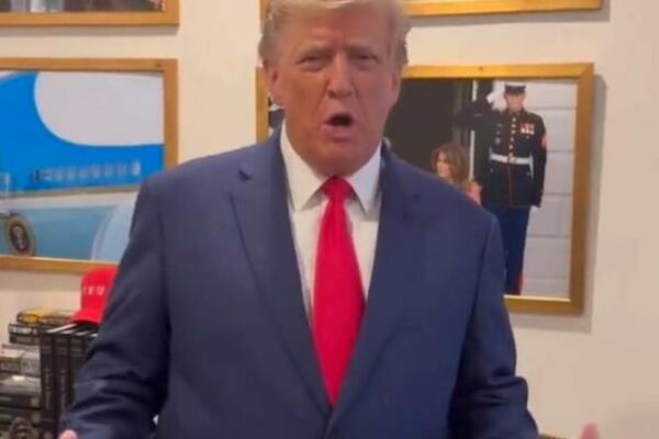 "OVO JE PREVARA, OSTANITE U REDOVIMA!" Tramp se DRAMATIČNO obratio biračima: Žele da ne stignete da glasate!