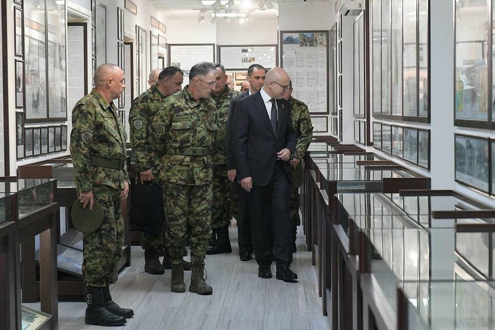 Miloš Vučević u poseti Komandi Kopnene vojske