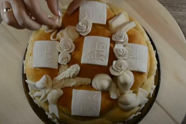 STAVITE KORU OD 1 VOĆKE U POSNI SLAVSKI KOLAČ: Malo ko zna da mu TO DAJE mekoću