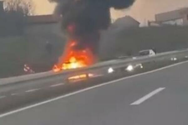 KULJA VATRA NA AUTO-PUTU: Automobil potpuno izgoreo! (VIDEO)