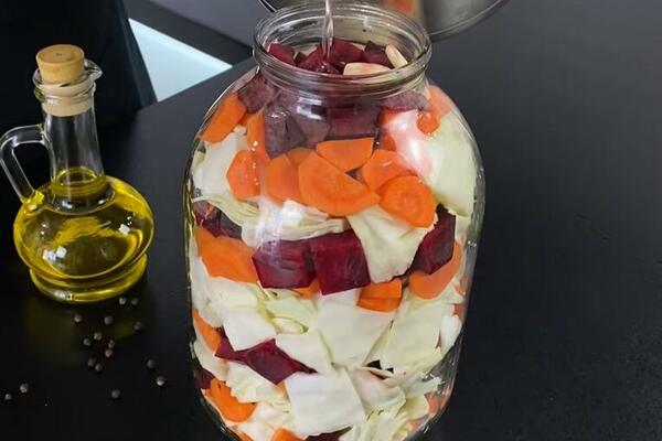 ŠARENA SALATA: Najbolji recept za ZIMSKU SALATU, možete je jesti već sutradan i puna je VITAMINA (VIDEO)