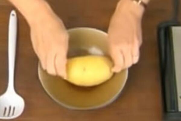 TRIK SA KUVANIM KROMPIROM KOJI JE ZALUDEO DOMAĆICE: Uradite mu OVO, olakšaćete sebi spremanje ručka