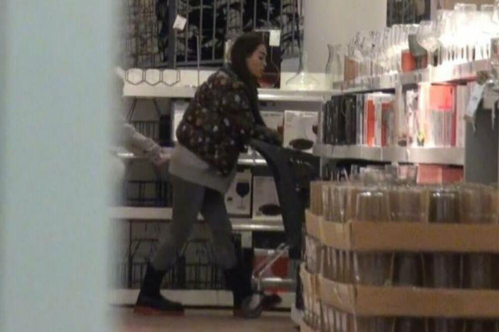 OTKRIVAMO KO JE BOMBETINA KOJA JE UHVAĆENA SA ANOM KORAĆ: Evo i čime se BAVI (FOTO)