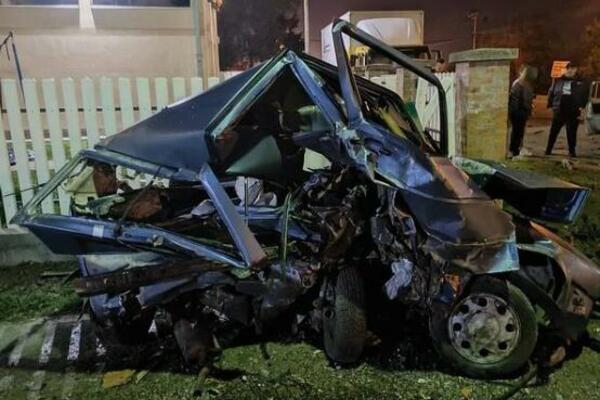 TEŽAK UDES KOD KRALJEVA: Automobil završio u jarku, POTPUNO SMRSKAN (FOTO)