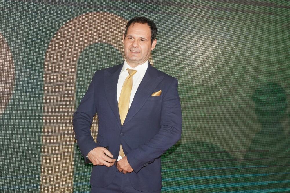 OVAJ FRAJER JE KUBURIN SIN: Devojke LUDE za NJIM, evo čime se BAVI i kako IZGLEDA (FOTO)