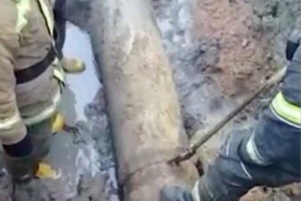 ŠTA LI MU JE BILO NA PAMETI?! Muškarac se ZAGLAVIO U KANALIZACIONOJ CEVI, jedva ga IZVUKLI! (VIDEO)