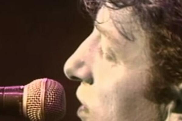 JEDNA OD NAJPOZNATIJIH SRPSKIH PESAMA KRIJE UŽASNO MRAČNU TAJNU: Svi je znamo, a nosi tešku nesreću (VIDEO)