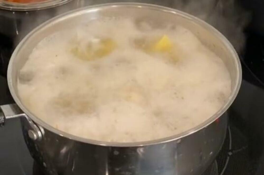 TRIK U KOJI SE DOMAĆICE KUNU: Ako vam KIPI VODA tokom kuvanja samo uradite OVO i rešite se muka (VIDEO)