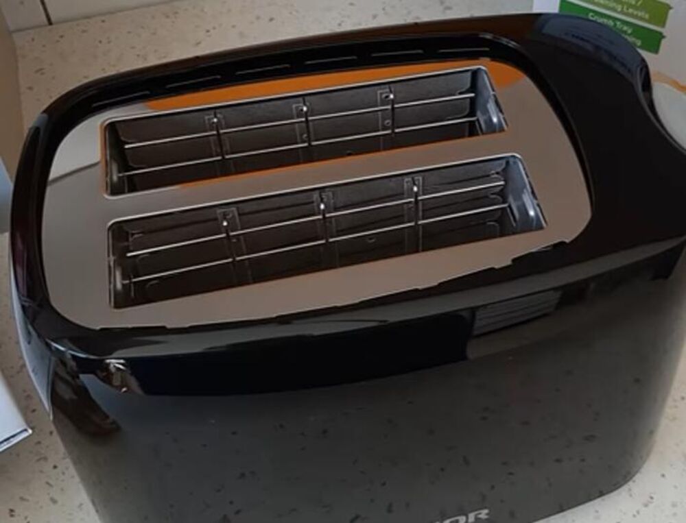 To je zato što pečenje skrobne ili slatke hrane (kao što je hleb) na visokim temperaturama proizvodi toksična jedinjenja