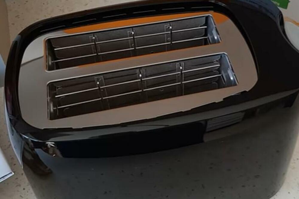 DOBRA DOMAĆICA OTKRILA KAKO DA NAJBRŽE OČISTITE TOSTER I ŠOKIRALA SVE ŽENE: Mnogima je ovo novitet