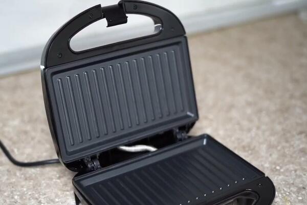 KADA OVO BUDETE URADILI SIJAĆE KAO DA JE NOV: Očistite TOSTER uz jednostavan trik, trebaće vam MANJE OD 5 MINUTA