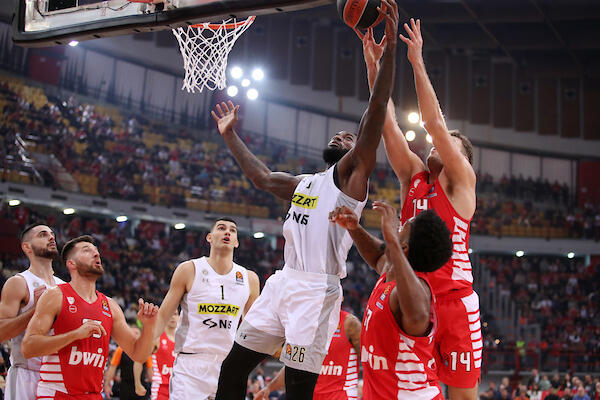 SA 4 POENA U JEDNOJ ČETVRTINI KATASTROFA JE BILA NEIZBEŽNA! Olimpijakos sipao trojke sa svih strana! (FOTO)