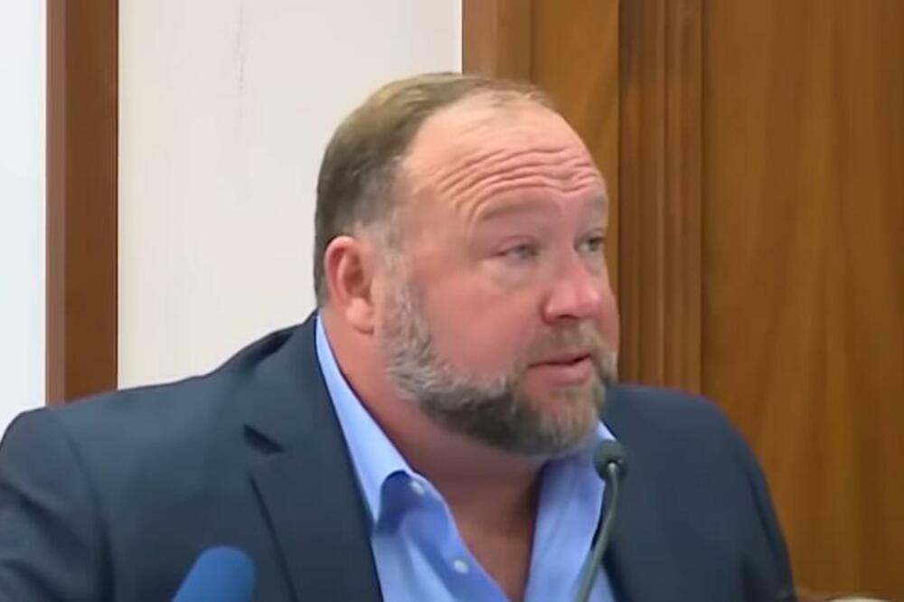 LAGAO O MASAKRU U ŠKOLI: Teoretičar zavere Aleks Džouns mora da plati dodatna 473 miliona dolara!