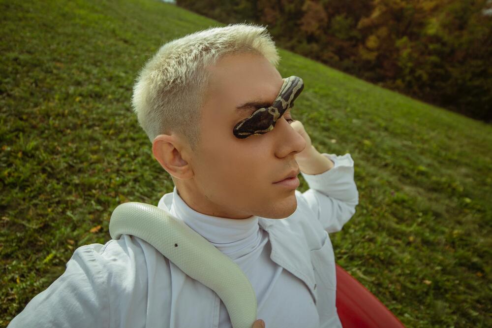 ŠOKANTNA SITUACIJA: Zvezdi Granda se zmija obmotala oko vrata! (FOTO)