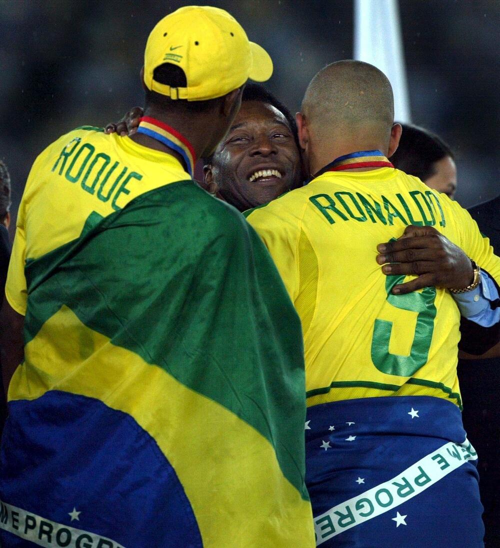 Pele u zagrljaju sa Rokeom i Ronaldom posle finala