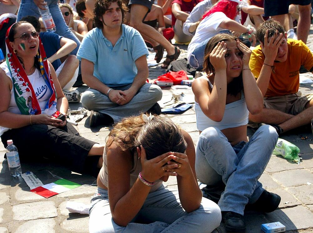 Razočarani navijači Italije u Rimu posle poraza od Južne Koreje